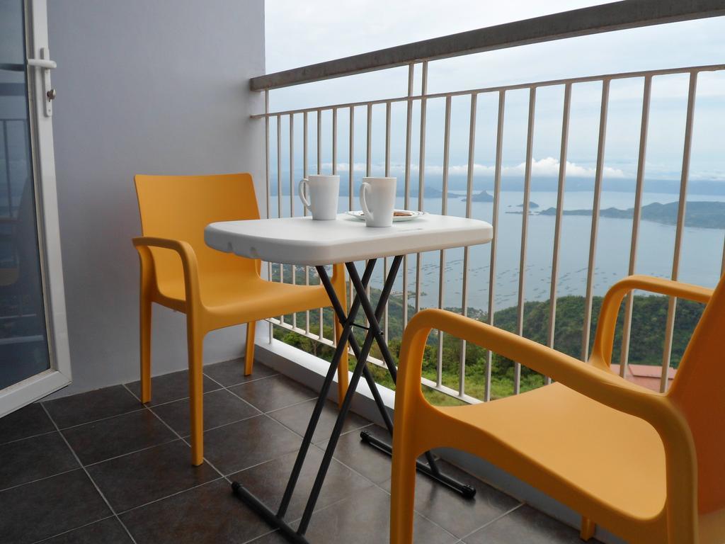 Blowing In The Wind - Lake View Apartments Tagaytay City Chambre photo